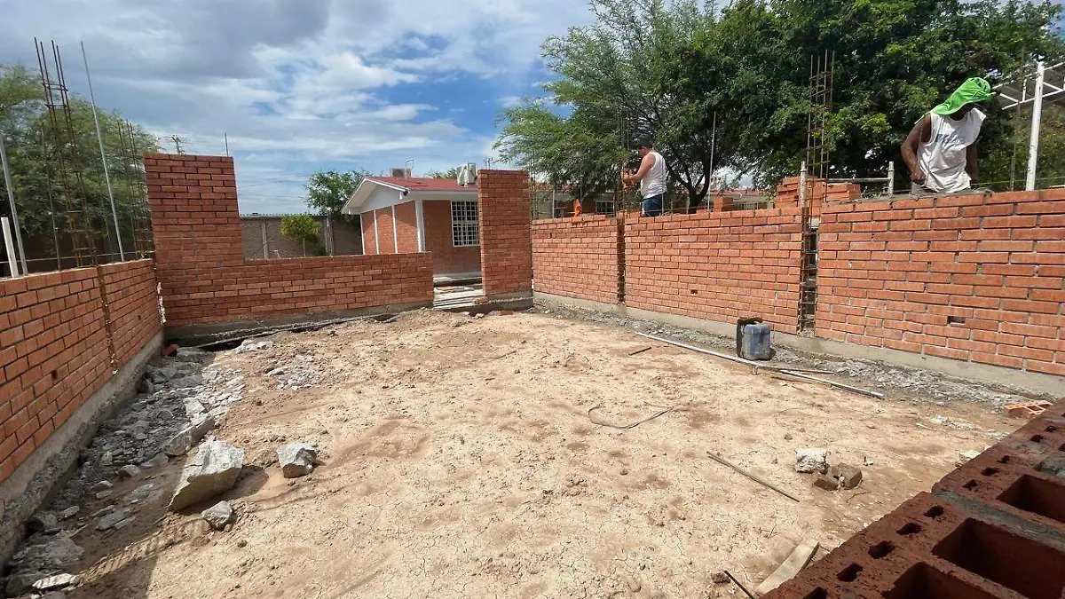 Se revisó el avance de la construcción de la nueva aula que complementará las instalaciones de la escuela Leyes de Reforma