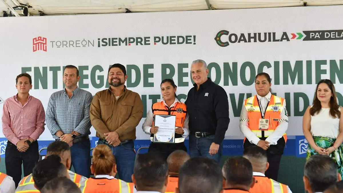 Entrega Alcalde reconocimientos a agentes de tránsito sobresalientes
