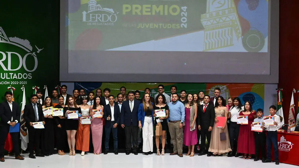 Premian a jóvenes lerdenses distinguidos.