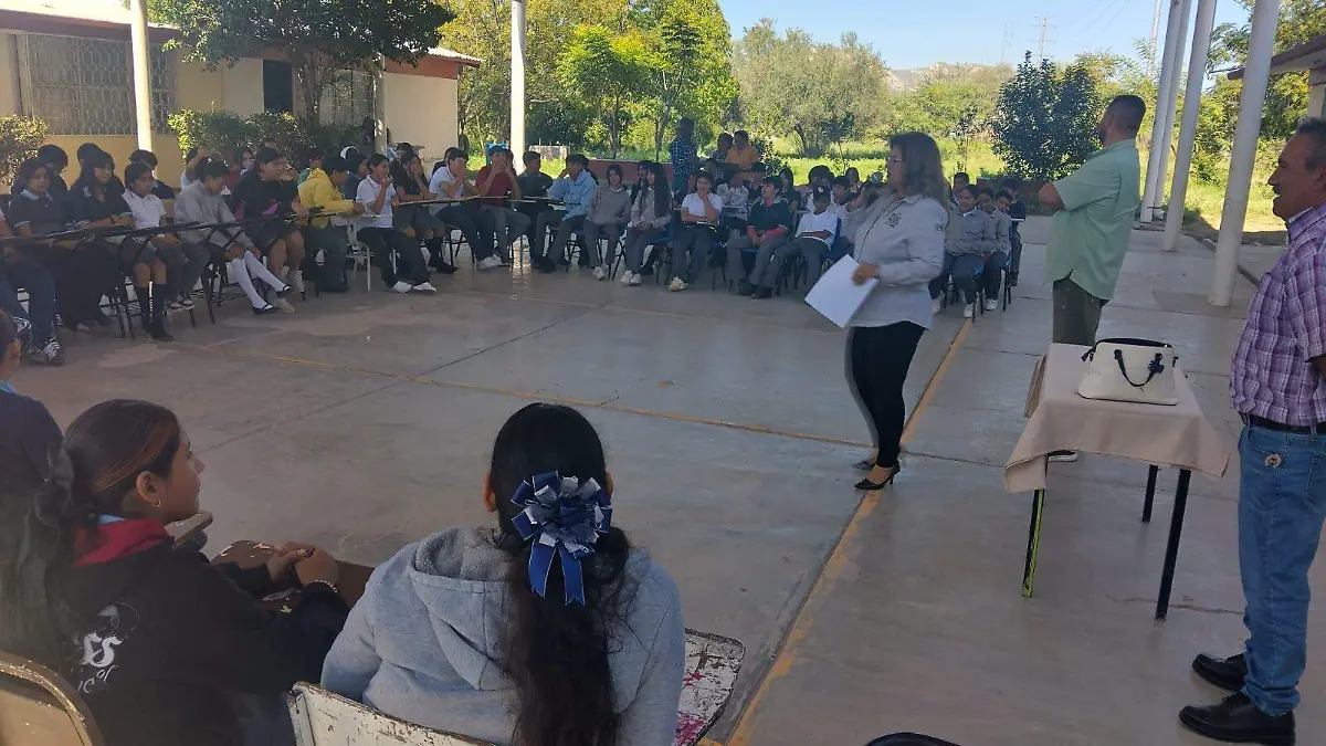 Imparte IMM plática de "Manejo de las emociones" en CECYTED Villa Juárez