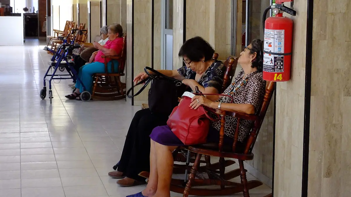 100 ancianos viven en el Asilo Dr