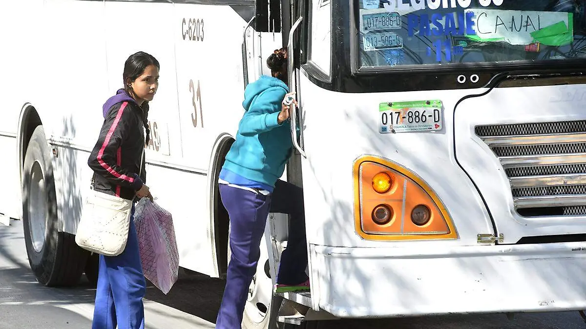 preparan tarjetas para estudiantes