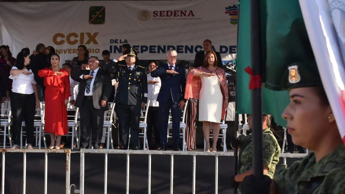 04CON DESFILE nota