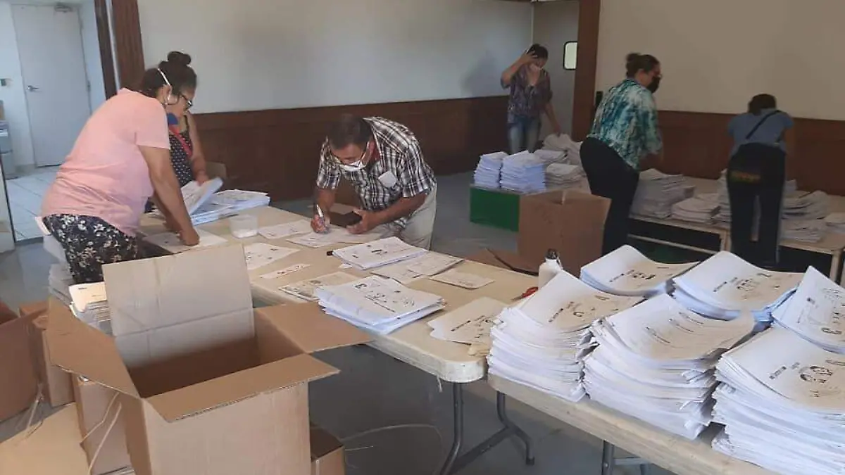 TRIANA1  Reparten 26 mil cuadernillos a estudiantes sin internet