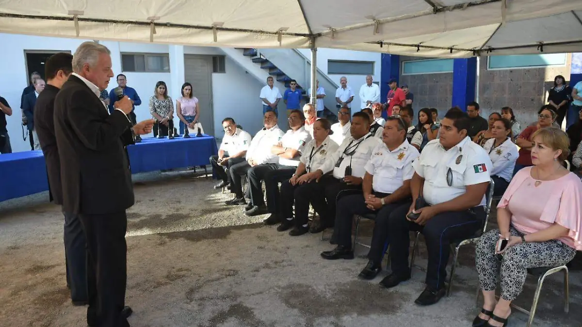 09 Entrega alcalde nueva radio-comunicación a peritos del TJM3