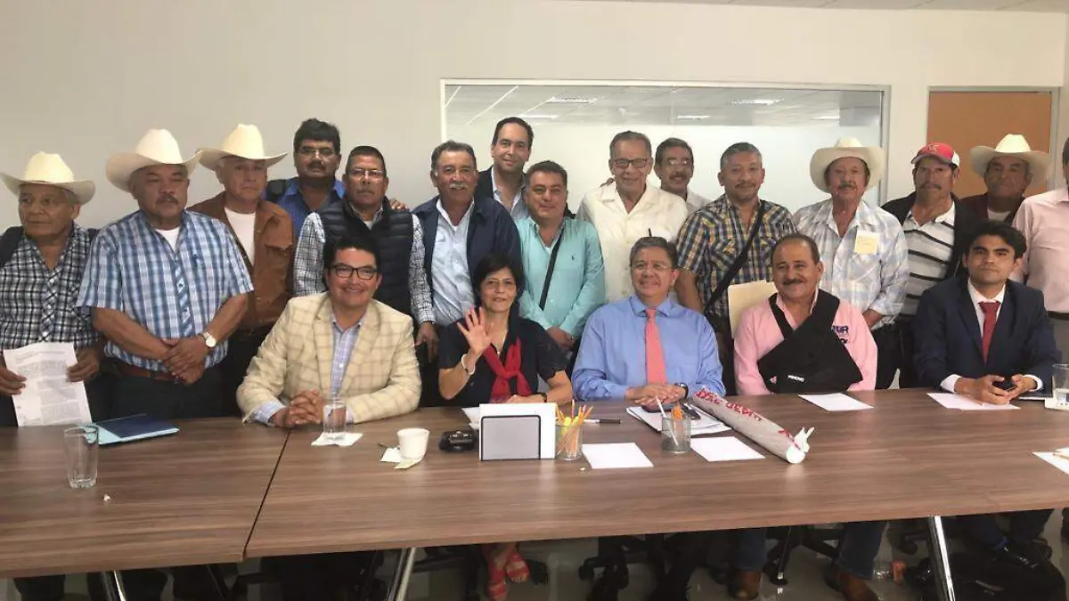 3 se reúnen con directora