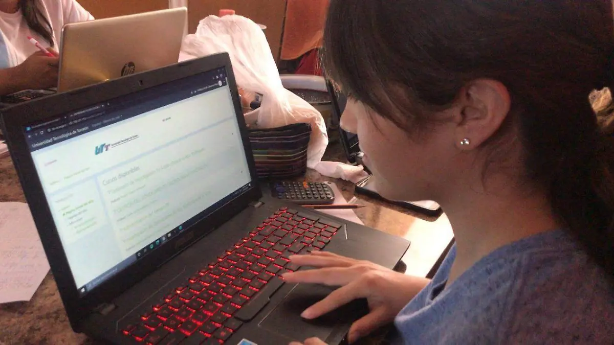 MARCELA1  Alumnos van corriente con planes de estudio