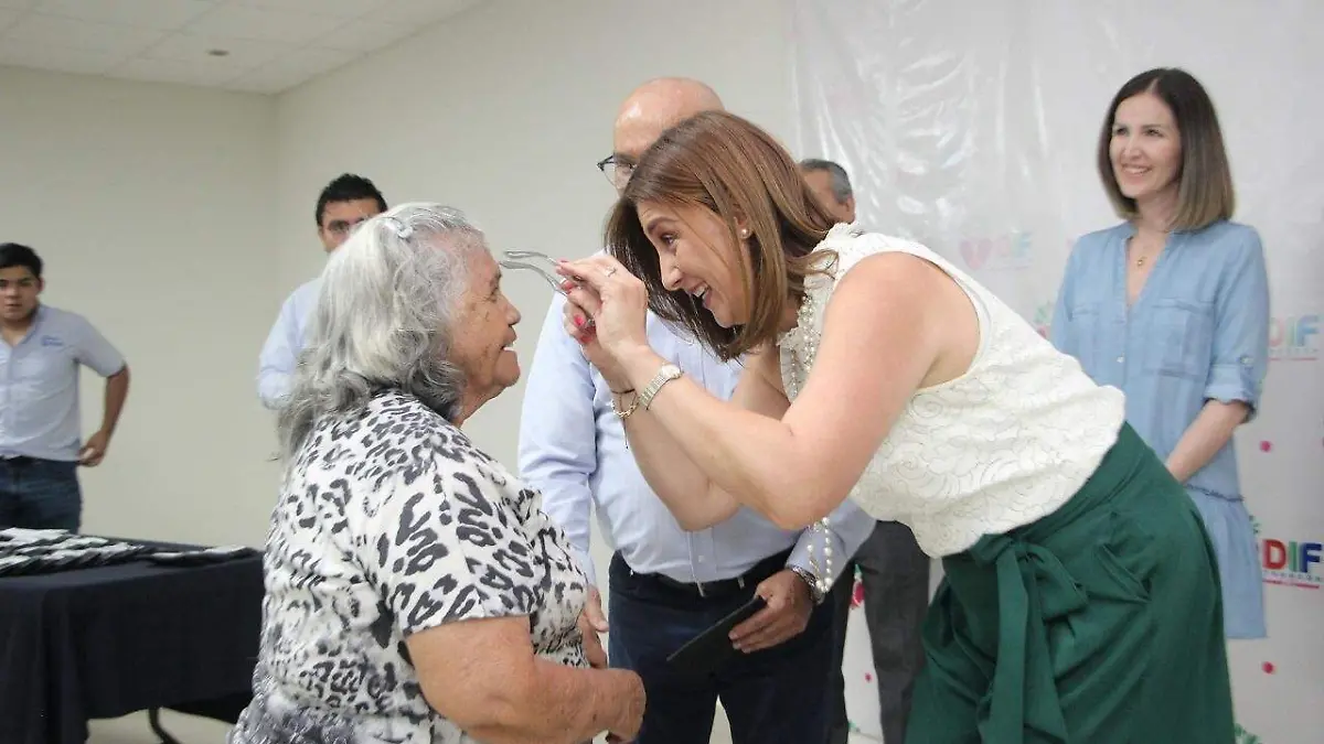 estudiantes y adultos mayores beneficiados