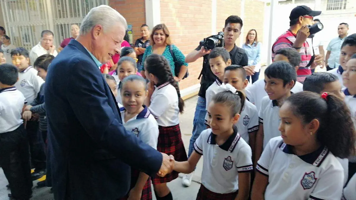 01 Entrega alcalde mejoras materiales en la primaria González Ortega3
