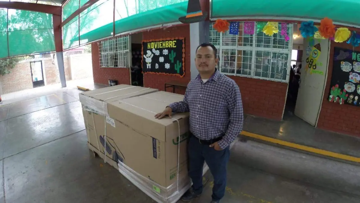 20 Flor Estela Rentería Medina hace entrega de aparatos de aire