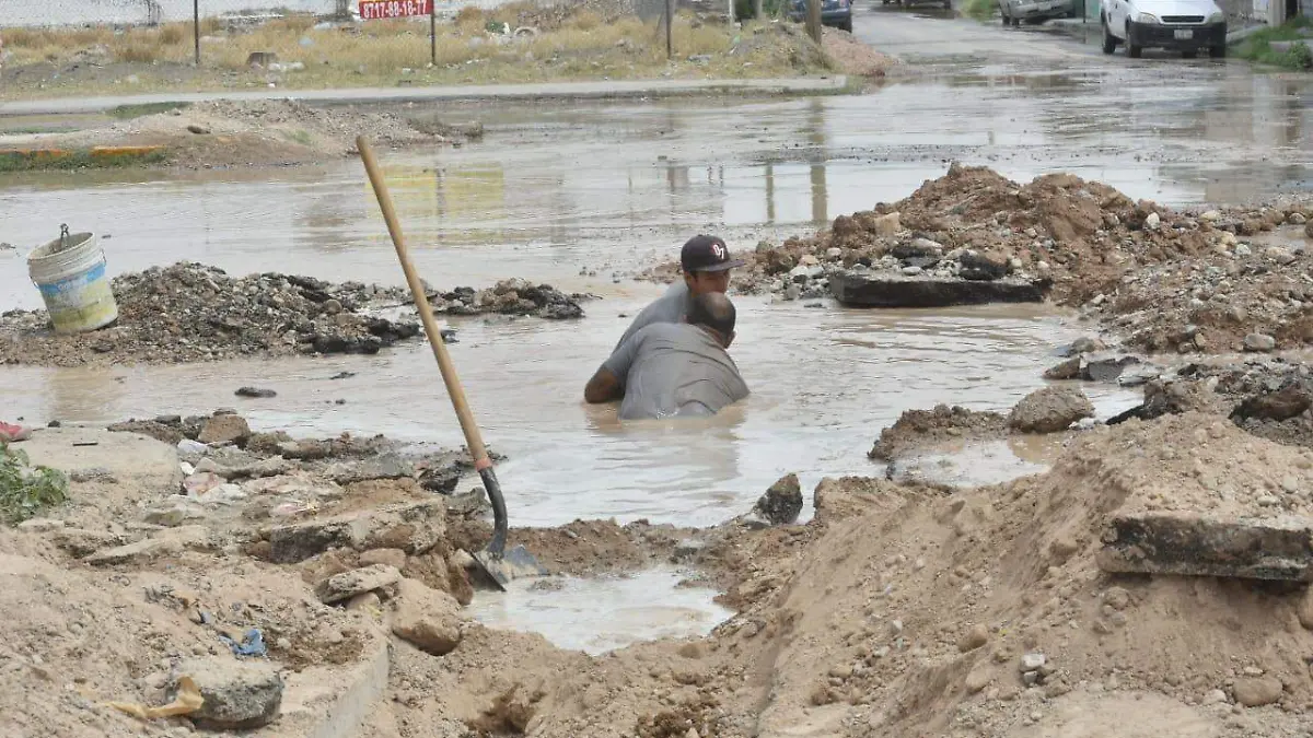 COBIAN4 REVIENTA TUBERÍA QUE LLEVA AGUA A TORREÓN JARDÍN