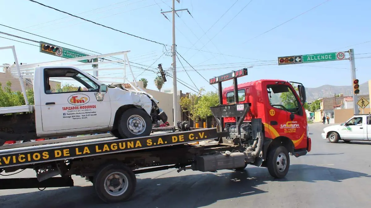 05 Aparatosa colisión en Allende y Comonfort deja cuantiosos daños y un lesionado