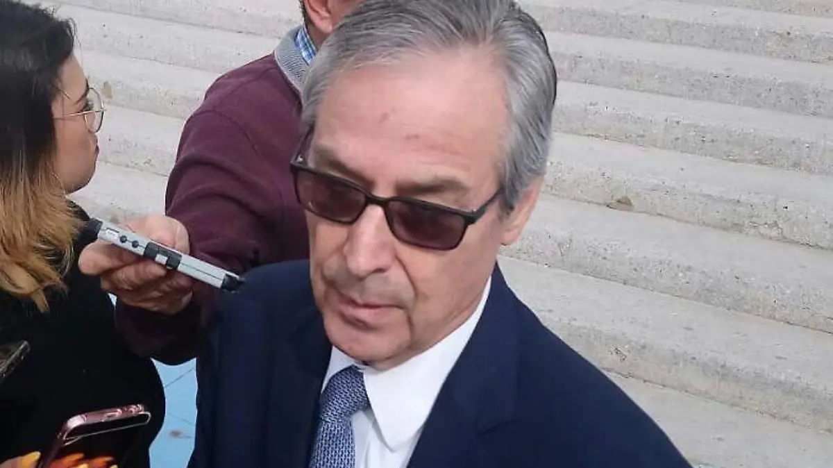 04 además
