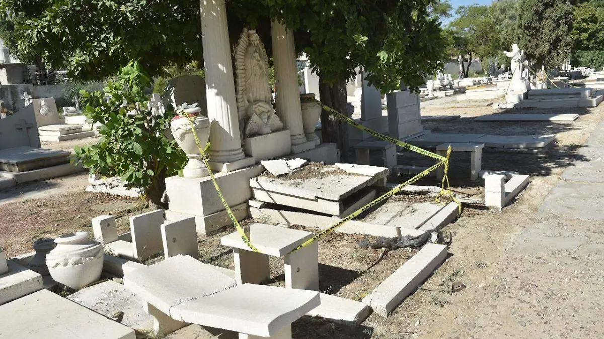 08 Prevalecen riesgos en panteón Jardines del Carmen2