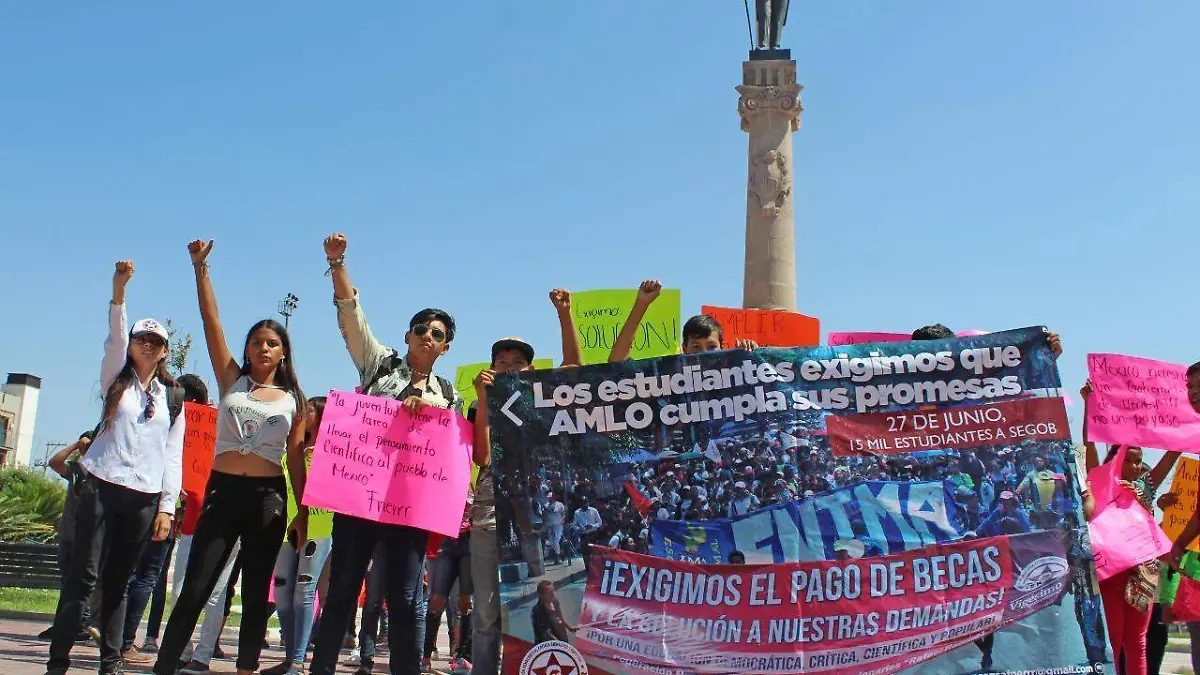 28 Estudiantes de la FNRR realizan una cadena humana para exigir pago de becas