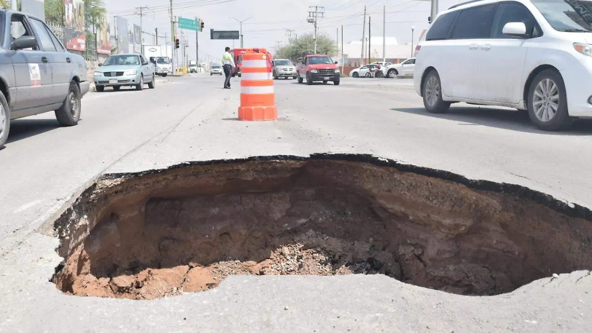 22 Se abre nuevo socavón en la calzada Gómez Morín1