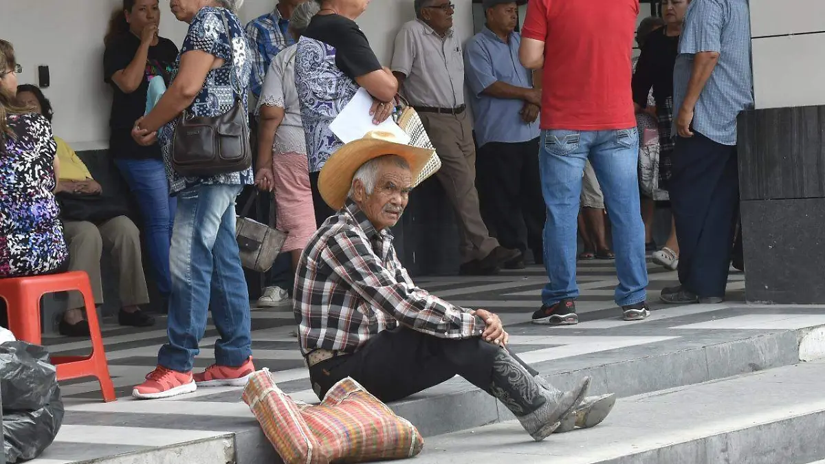 09 Adultos mayores padecen para poder cobrar su pensión