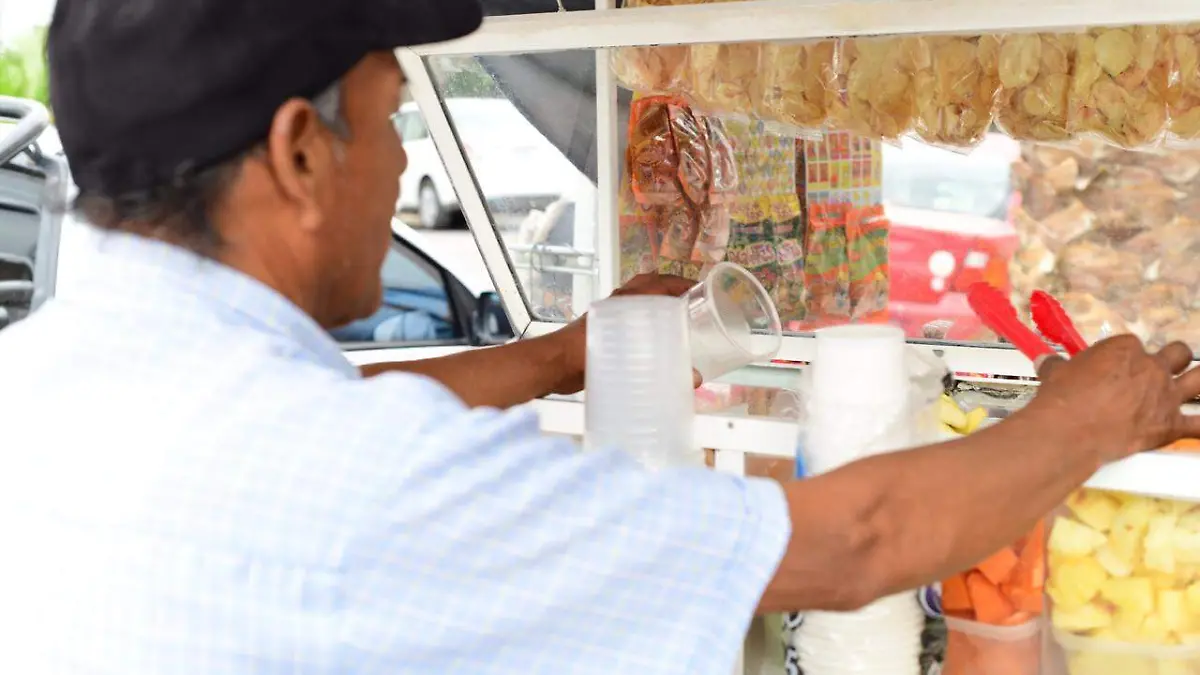 14 SERGIO  Comerciantes del sector centro ya resienten los estragos del COVID 1