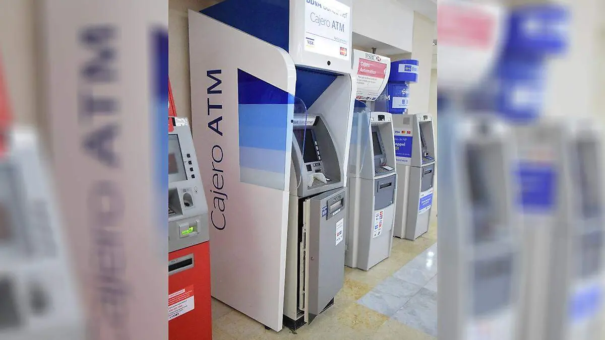 15 ok OTRA VEZ DEJAN CAJERO ABIERTO EN EL AEROPUERTO