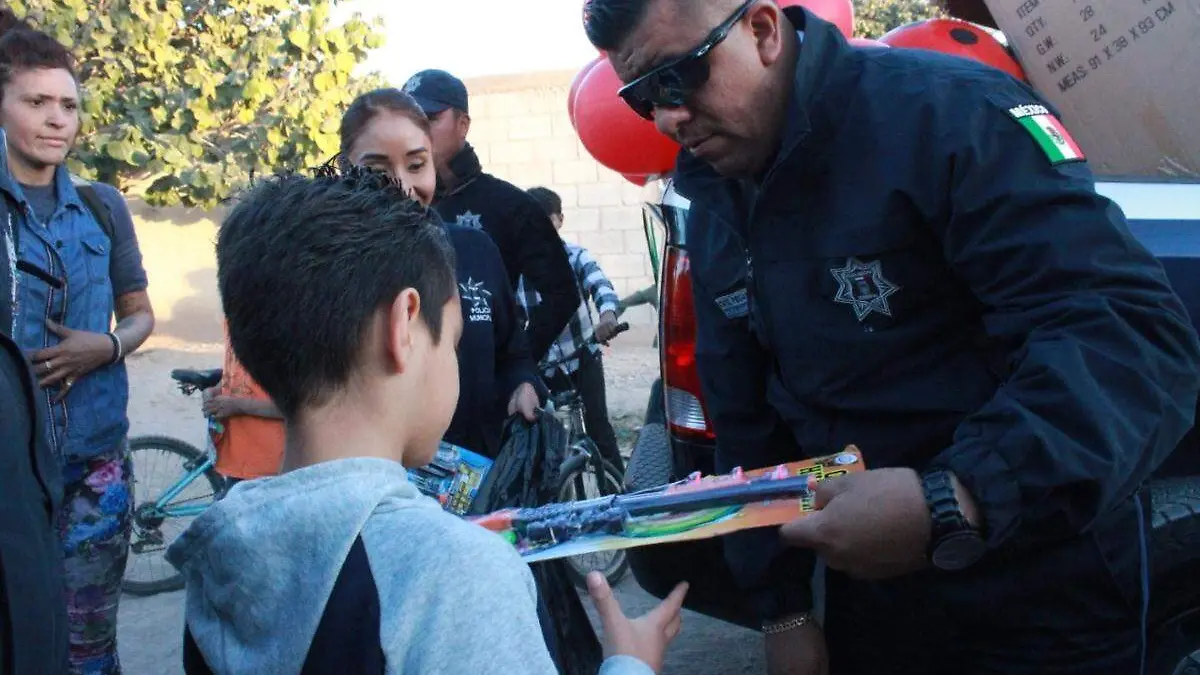policías-entregan-regalos