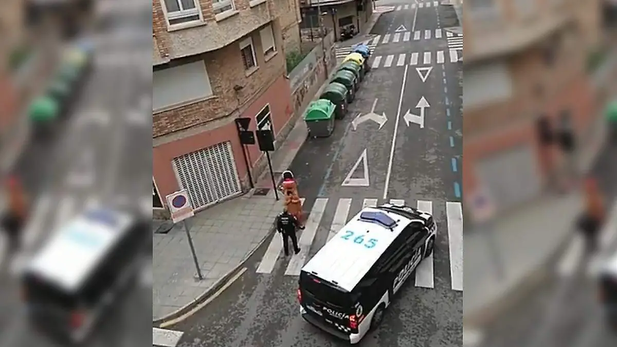 30 WEB Detienen a ‘dinosaurio’ por faltar a cuarentena en España