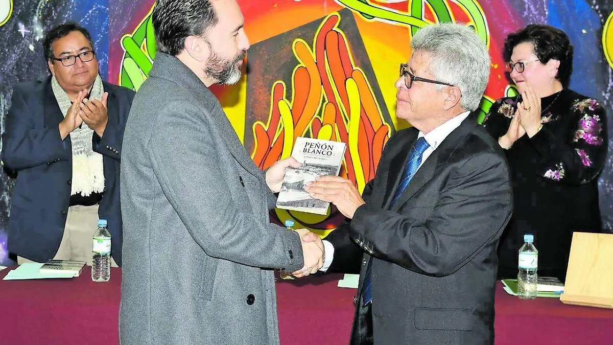 28 Presentan Libro
