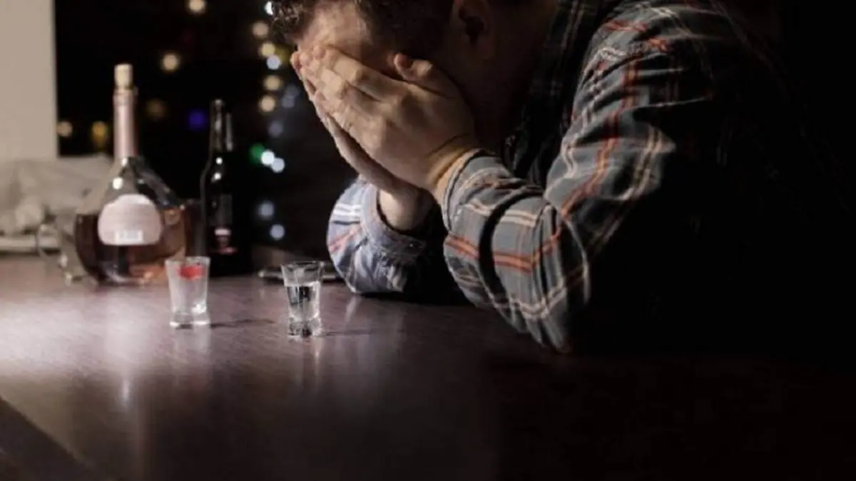 26 Despierta en la madrugada y descubre a su mujer teniendo sexo con su hermano