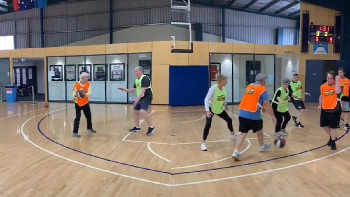 abuelitos-jugando-basquetbol