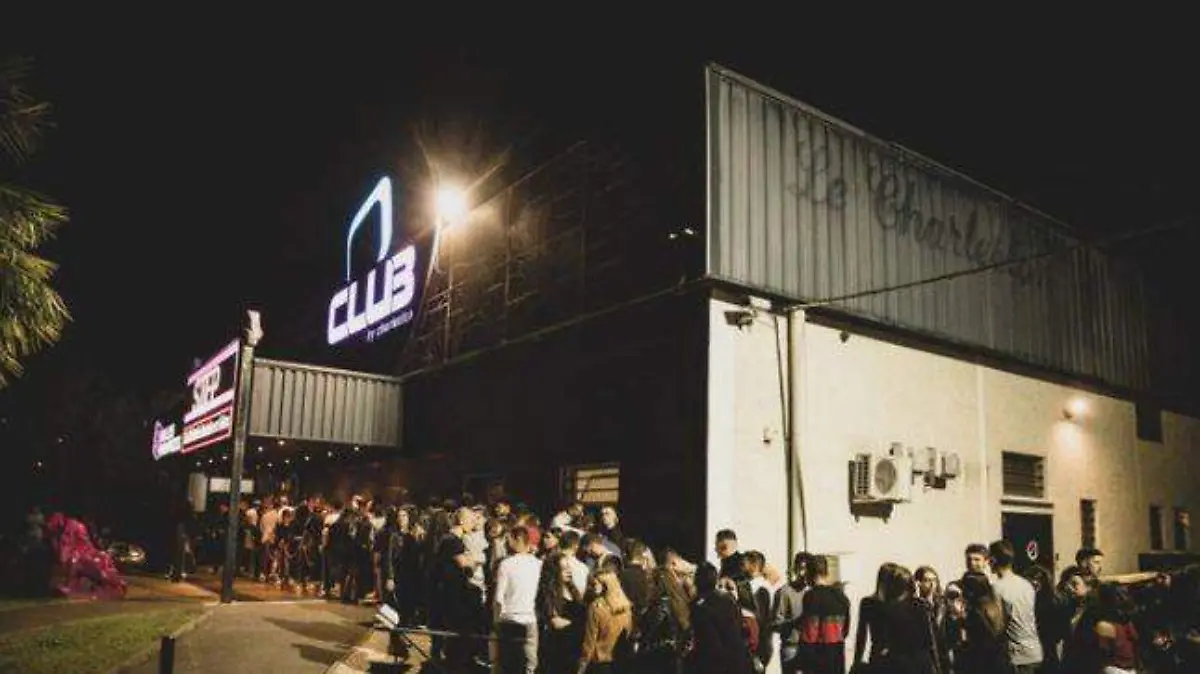 04 Joven da a luz en un antro y su bebé recibirá entradas gratis