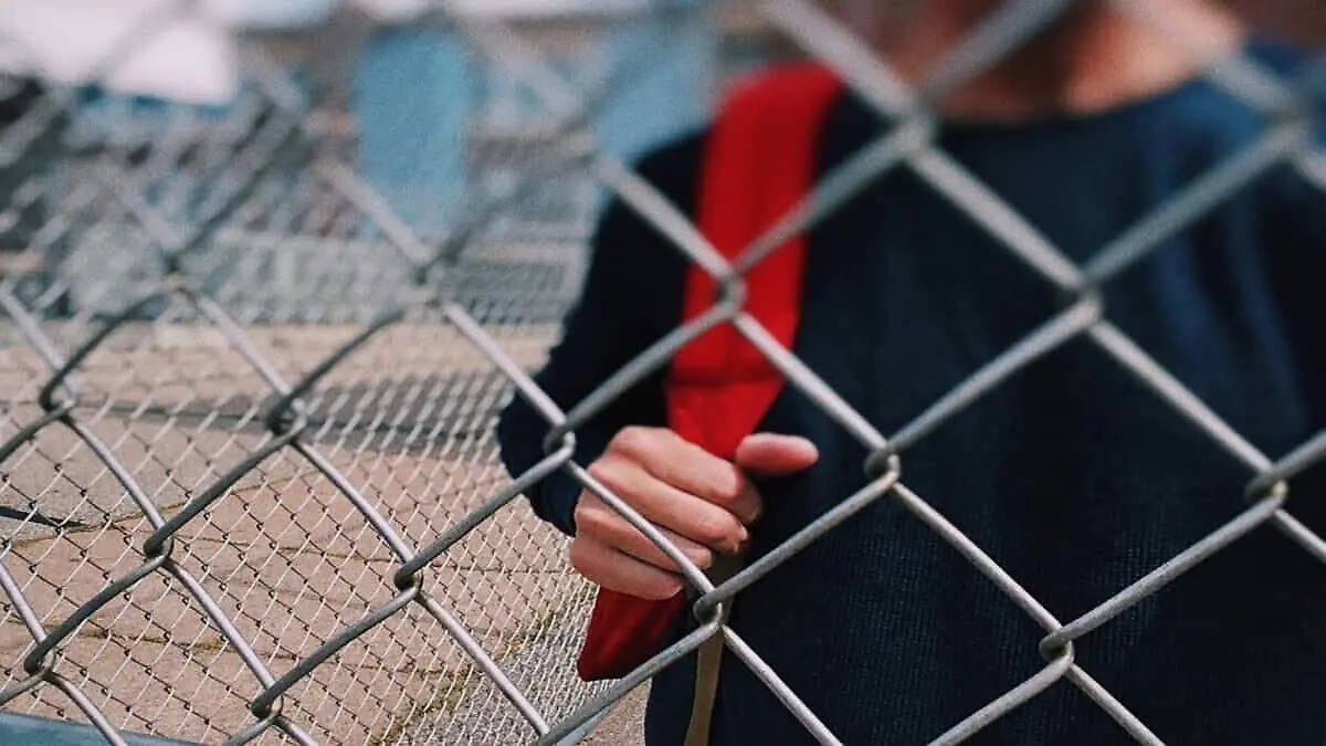 joven apuñala a su comapñera de clase