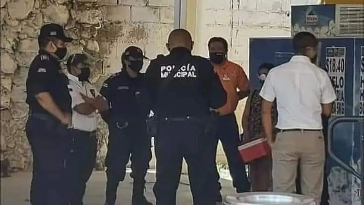 mujer oba comida para su bebé