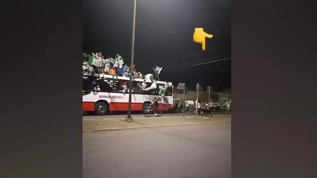joven cae de camion en festejo