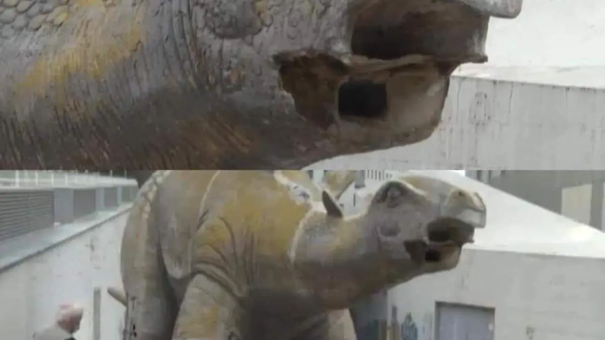 hombre se atora en dinosaurio