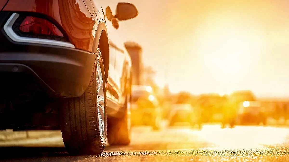 auto bajo el sol