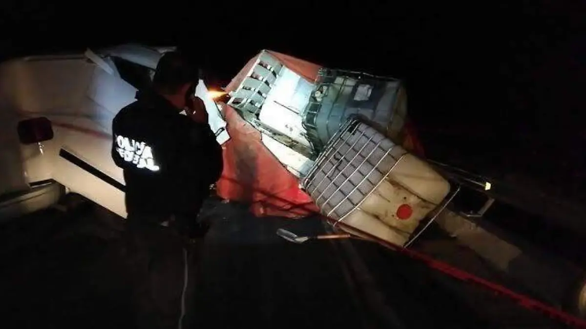 01 Muere uno en choque contra huachicoleros