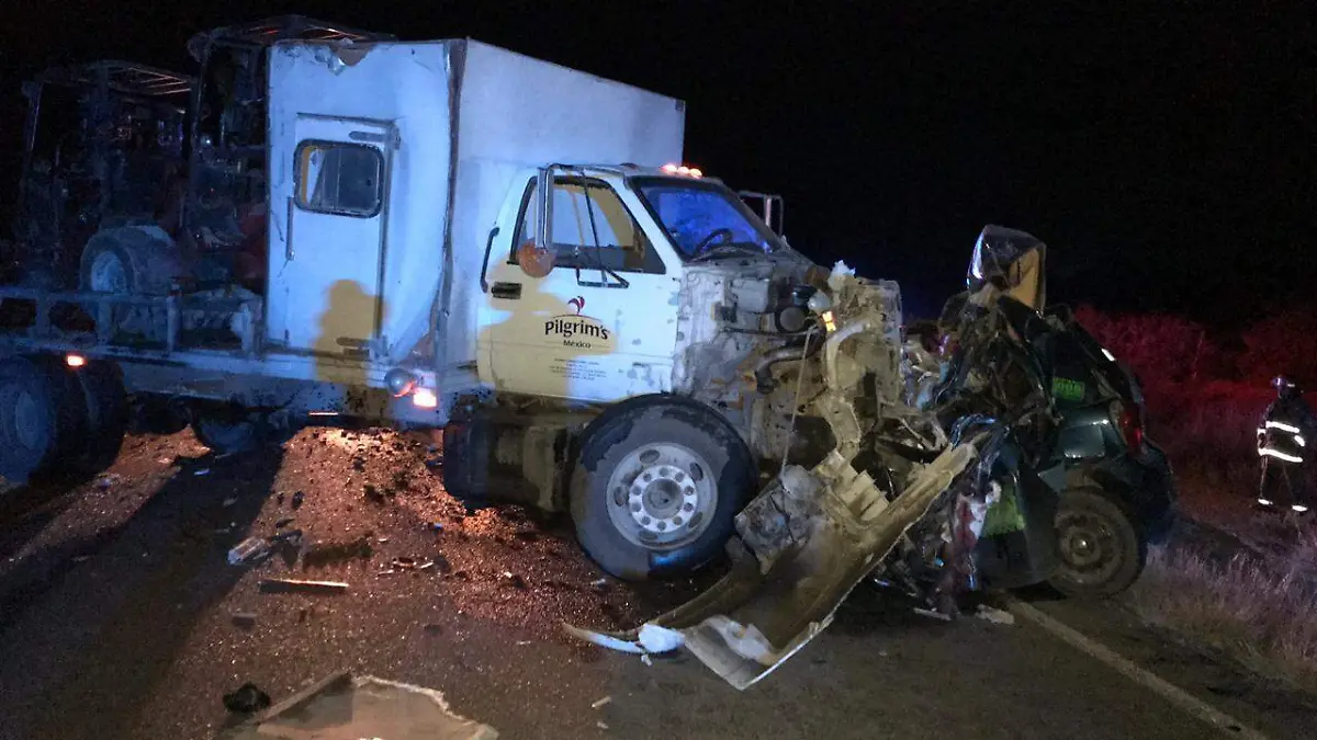 01 Taxista muere prensado al chocar contra camión3