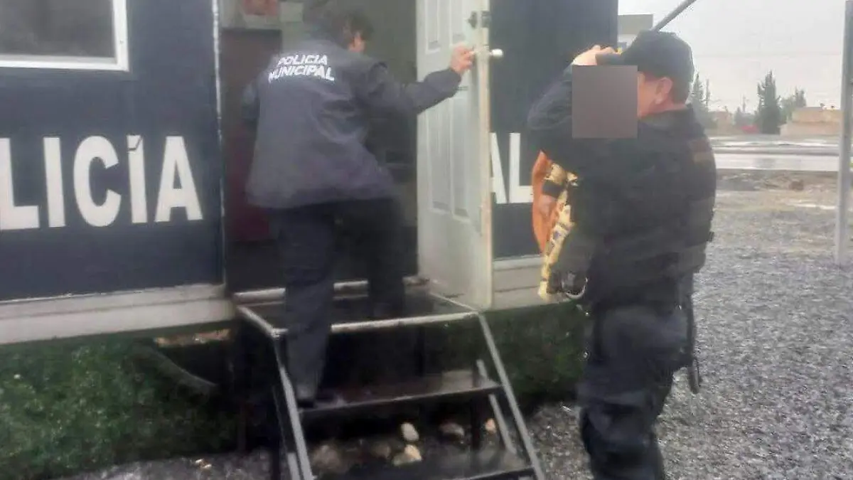 policia salva a bebé