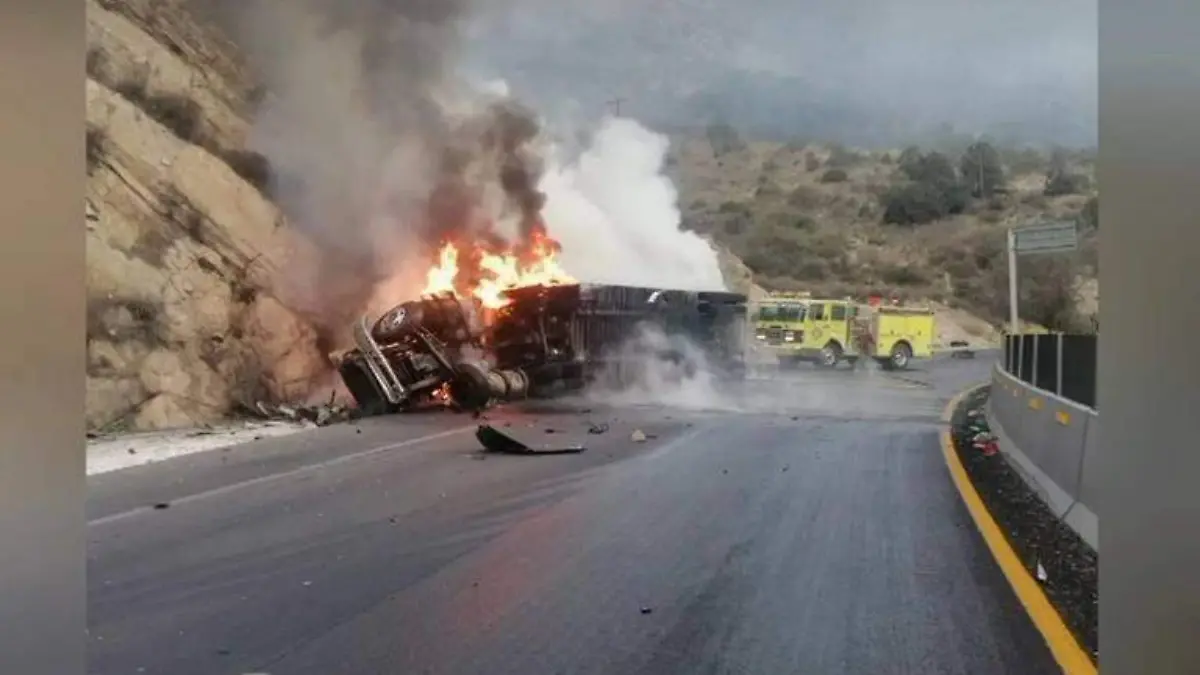 Incendio-tráiler-carretera