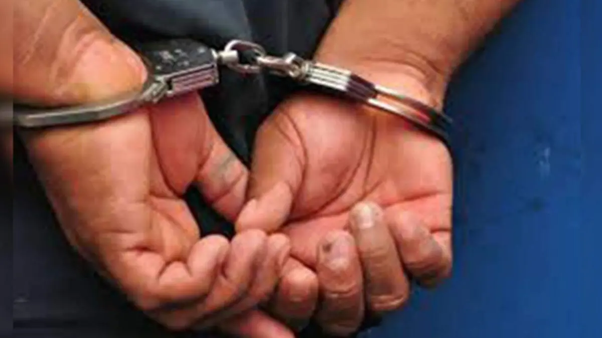 17 Padre fractura piernas y brazos a sus hijos en Torreón