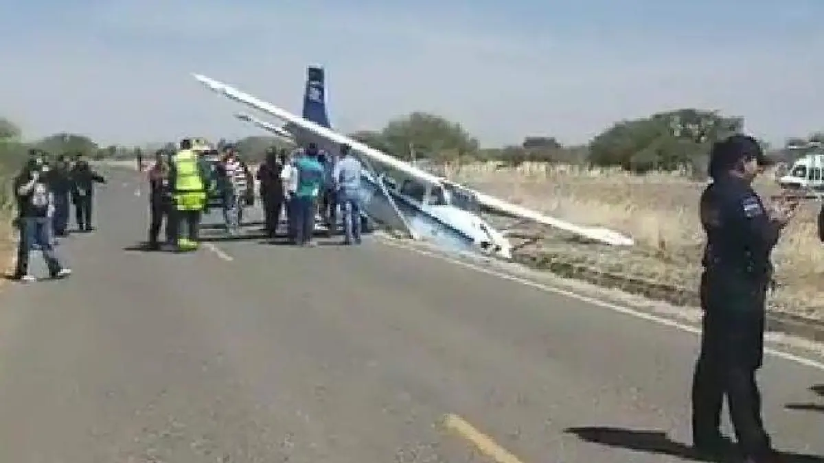 10 Avioneta realiza aterrizaje de emergencia en Durango1