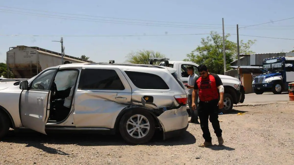 12 Camioneta embestida por el tren4