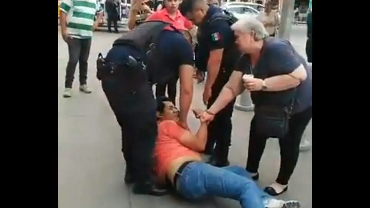 06 Torreonenses evitan detención de jóvenes en patineta