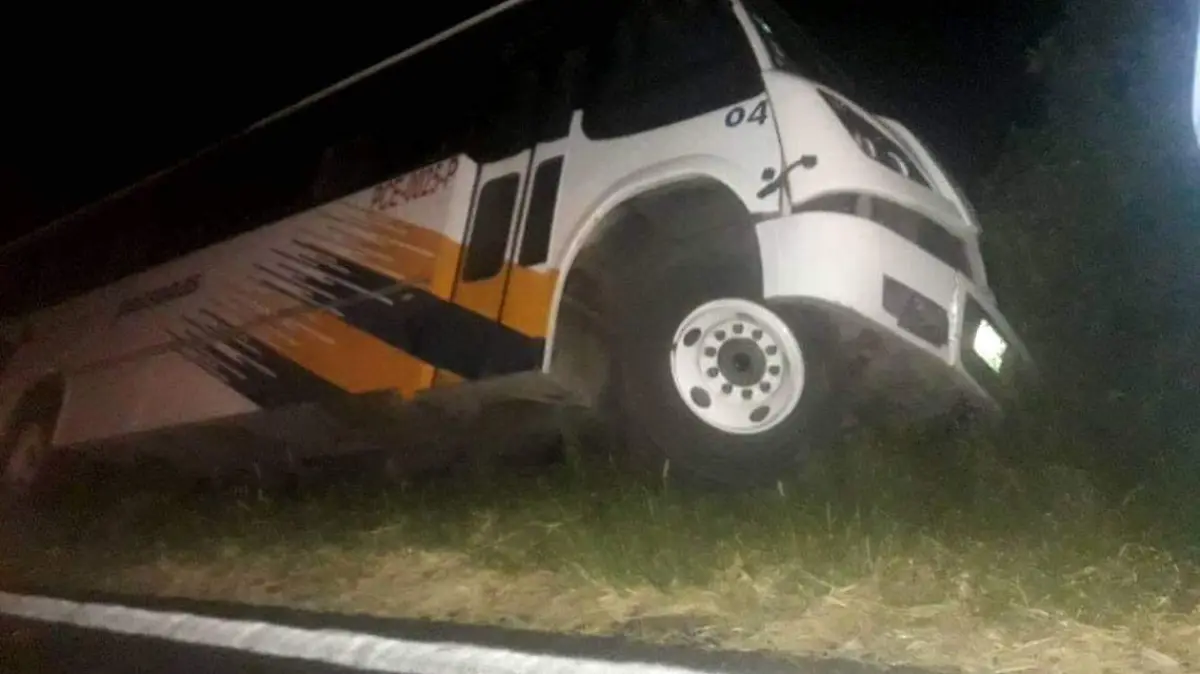 28 WEB Autobús de pasajeros vuelca en carretera en Mazatlán