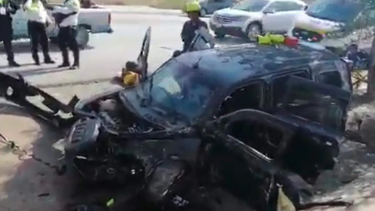 09 Volcadura deja dos heridos en el Periférico