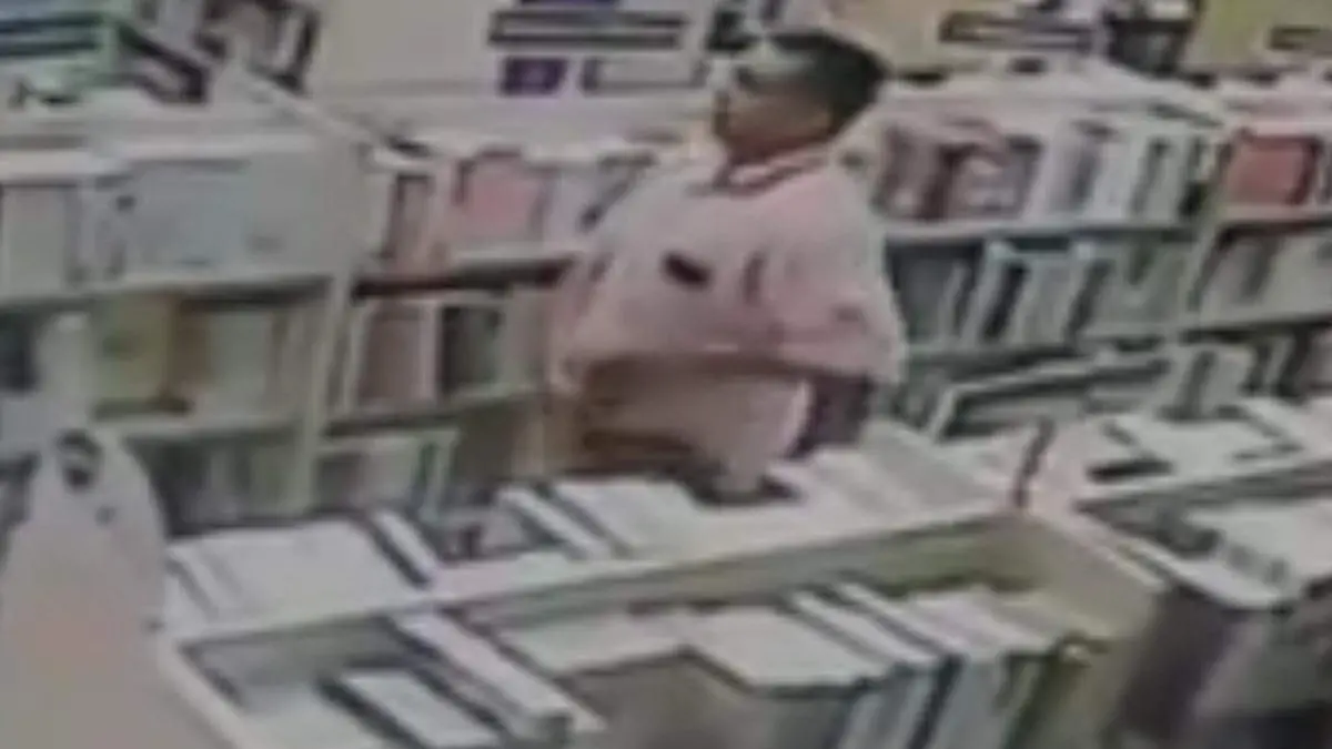 07 Intenta robarse colores de más de mil pesos