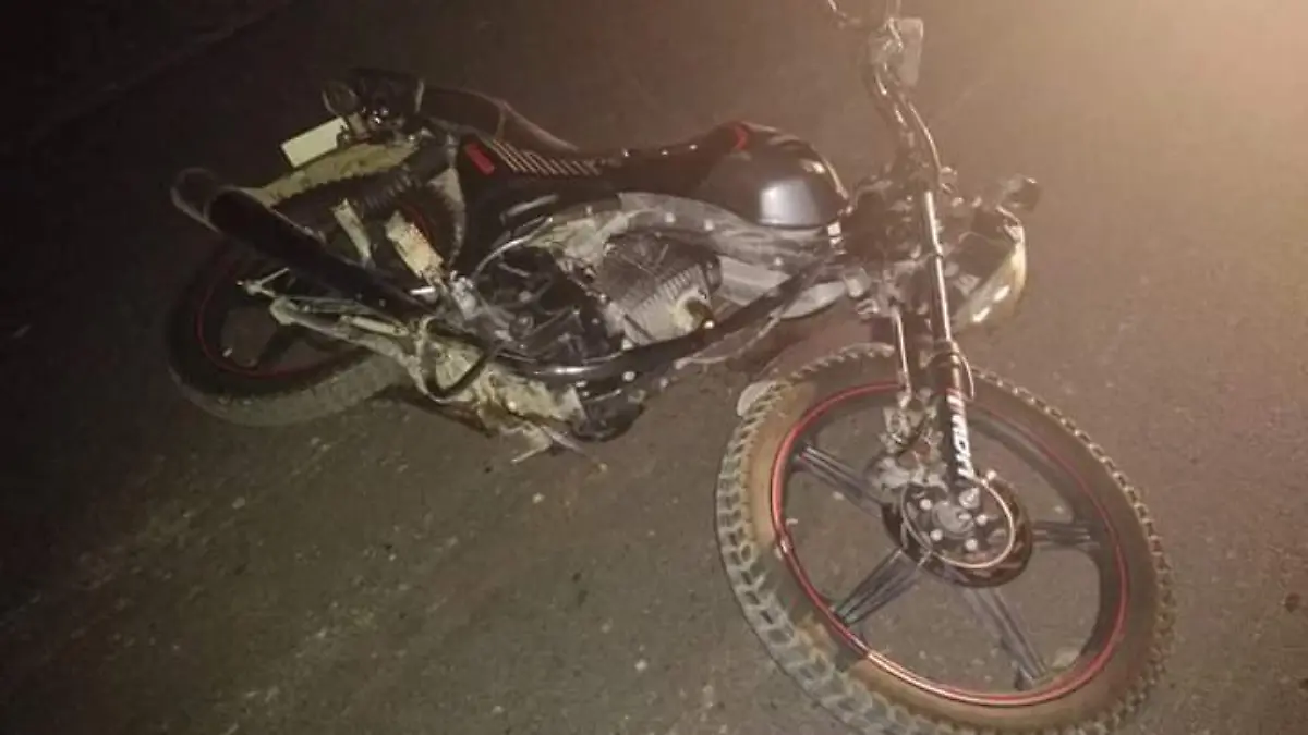 26 Muere motociclista en choque con bicicleta