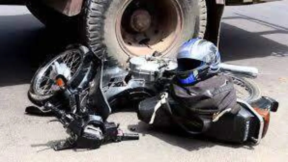 01 Motociclista grave tras ser arrollado por camión
