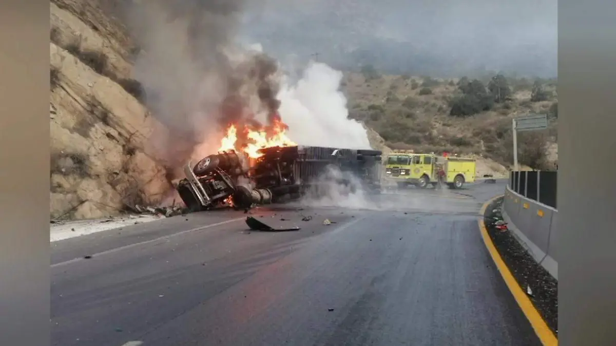 Incendio-tráiler-carreterajpeg