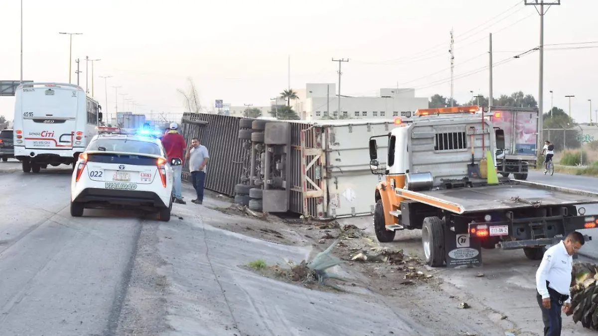 01 Volcadura complica el tránsito en el periférico3