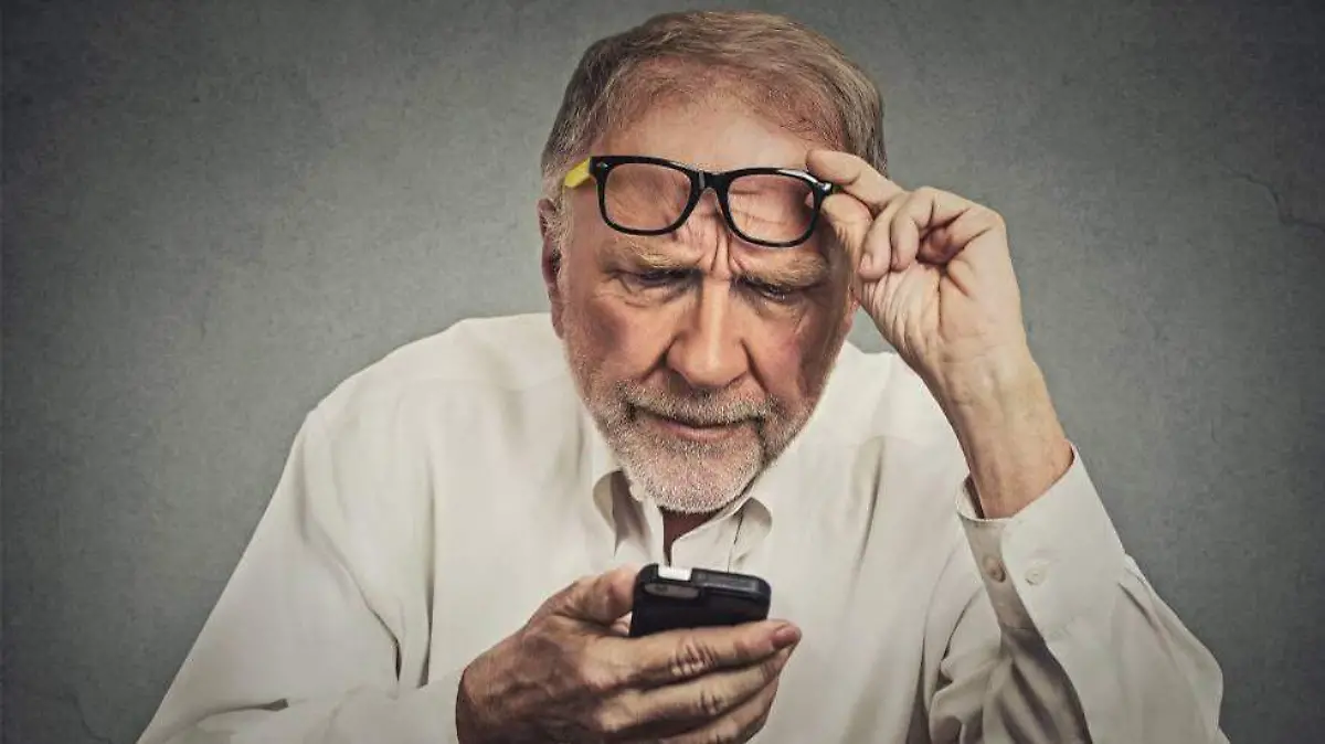 adulto mayor con celular